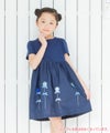 子供服 女の子 花モチーフ＆リボンつきワンピース ネイビー(06) モデル画像1