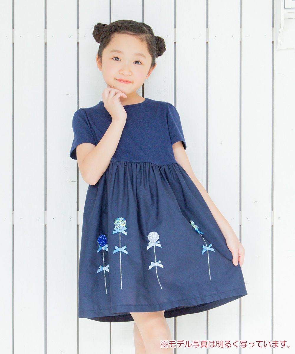 子供服 女の子 花モチーフ＆リボンつきワンピース ネイビー(06) モデル画像1