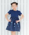 子供服 女の子 花モチーフ＆リボンつきワンピース ネイビー(06) モデル画像3