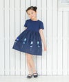 子供服 女の子 花モチーフ＆リボンつきワンピース ネイビー(06) モデル画像4