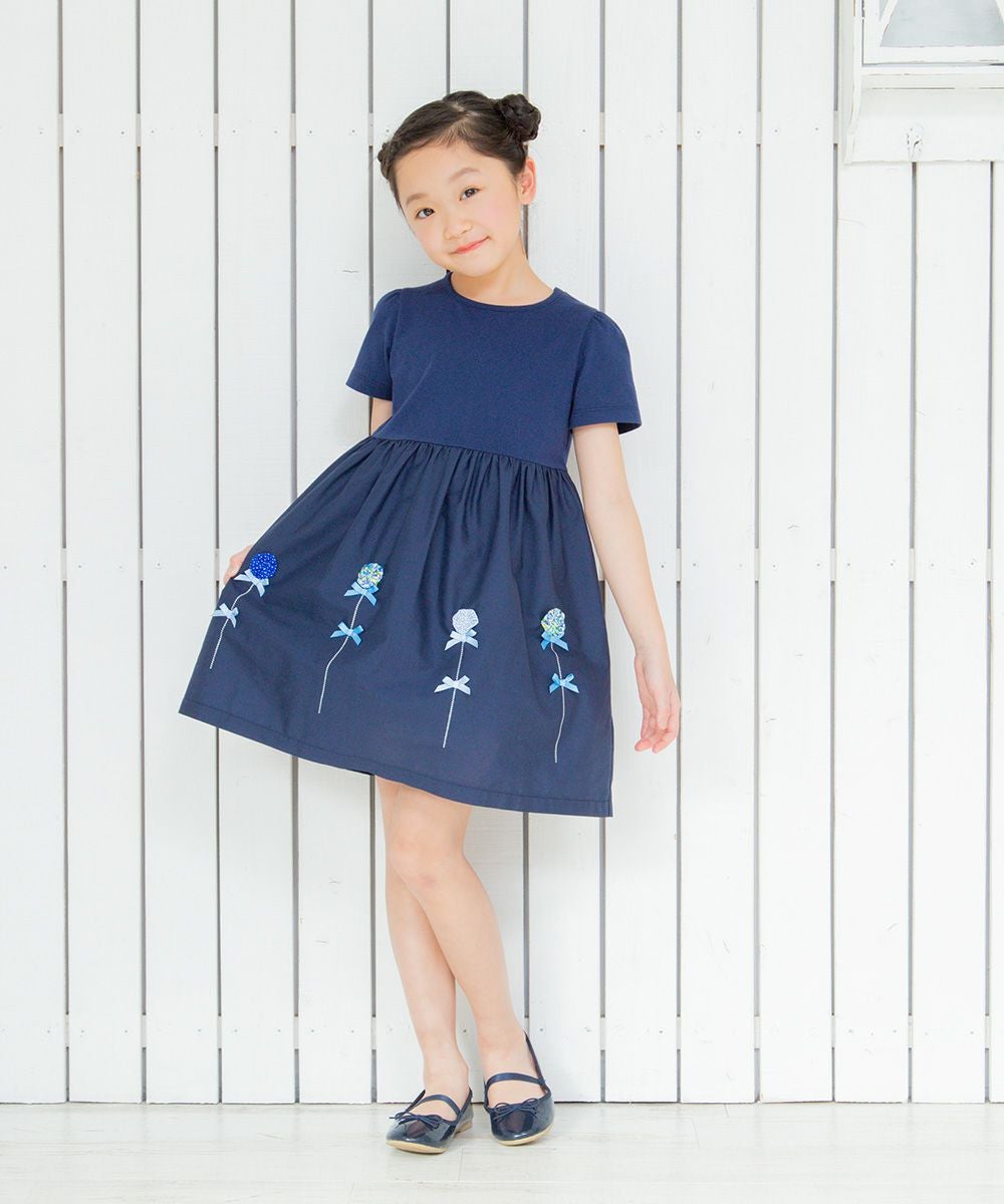 子供服 女の子 花モチーフ＆リボンつきワンピース ネイビー(06) モデル画像4