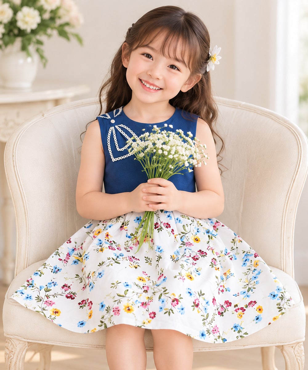 子供服 女の子 日本製ウエスト切替え花柄 リボン付きワンピース ブルー(61) モデル画像2