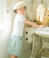 子供服 女の子 綿100％お花プリントリボンモチーフ付きTシャツ オフホワイト(11) モデル画像