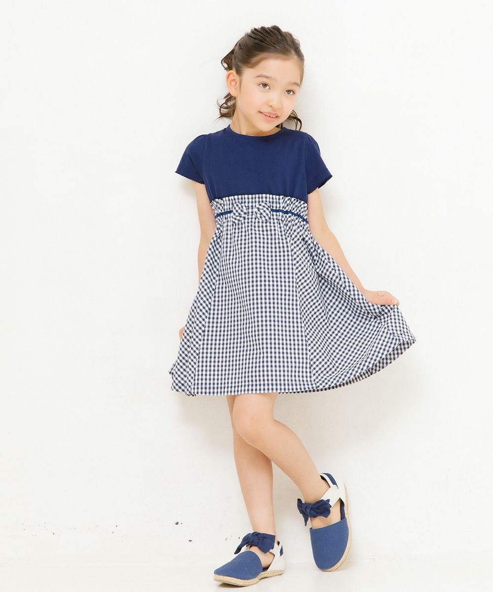 子供服 女の子 ギンガムチェック柄リボン付きギャザーワンピース ネイビー(06) モデル画像2