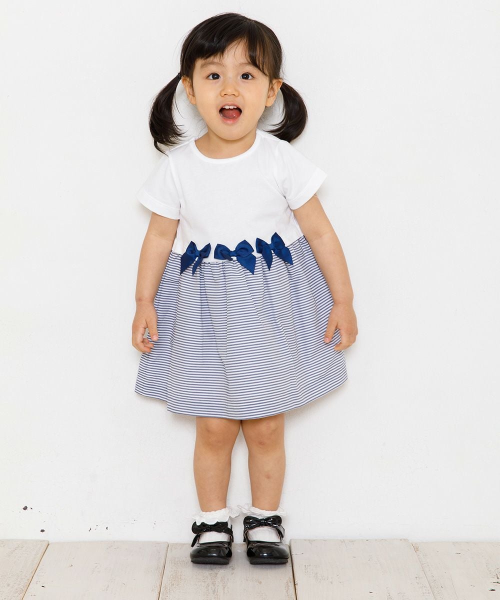 ベビー服 男の子 ベビーサイズボーダー柄リボン＆裏地付きドッキングワンピース オフホワイト(11) モデル画像全身