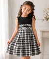 子供服 女の子 日本製チェック柄リボン付きワンピース ホワイト×ブラック(10) モデル画像アップ