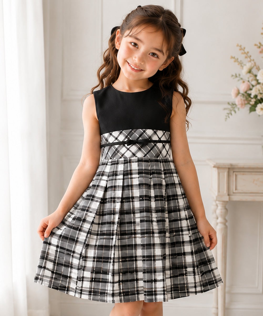 子供服 女の子 日本製チェック柄リボン付きワンピース ホワイト×ブラック(10) モデル画像アップ