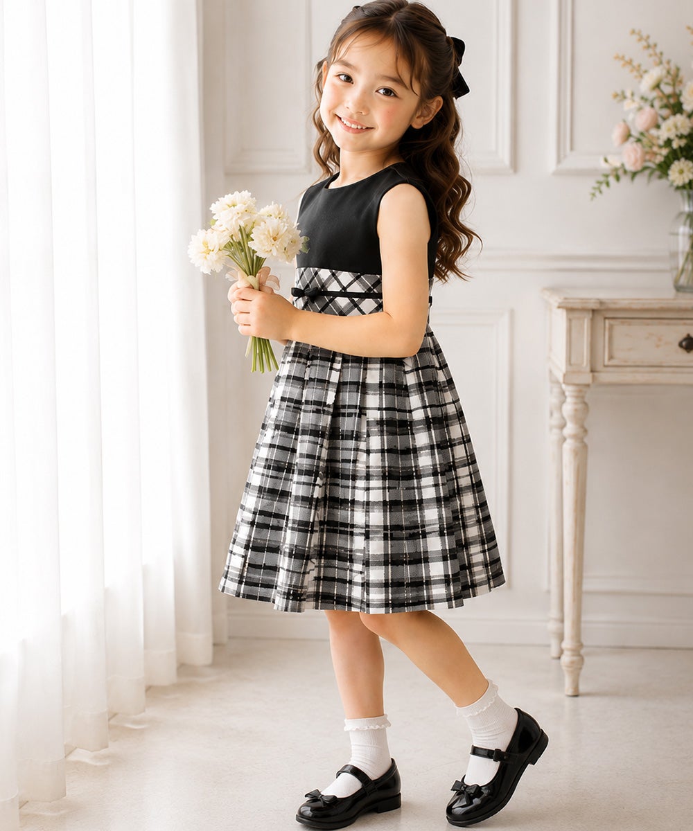 子供服 女の子 日本製チェック柄リボン付きワンピース ホワイト×ブラック(10) モデル画像全身