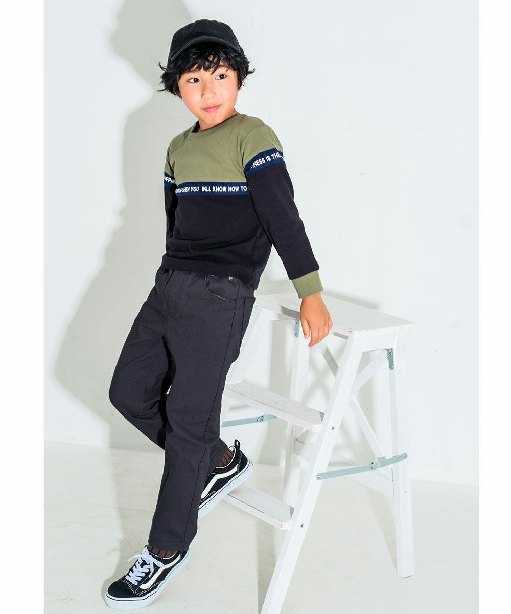 子供服 男の子 スーパーストレッチツイル素材ロゴ刺繍ロングパンツ チャコールグレー(93) モデル画像2