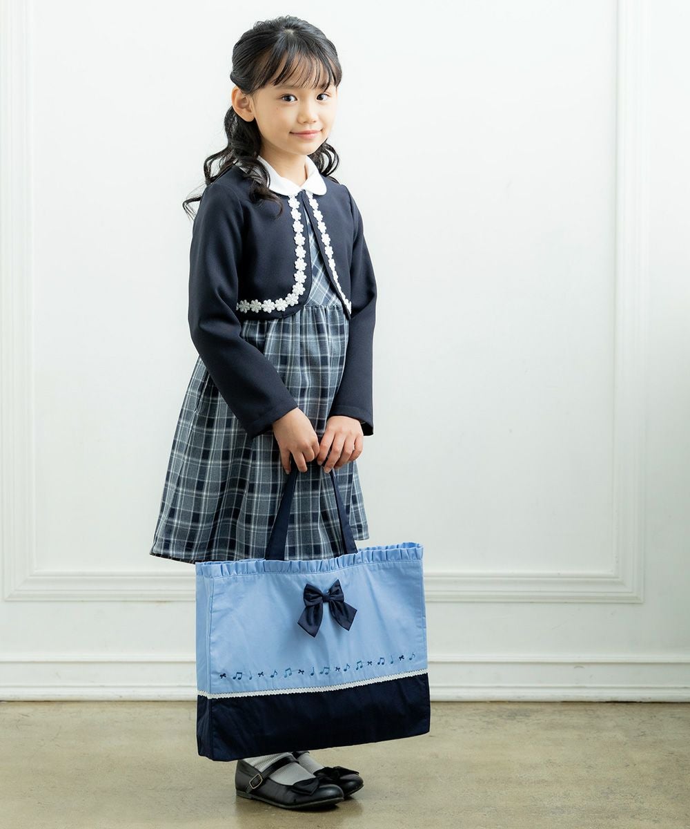 子供服 女の子 リボン付き音符刺繍トートバッグ ブルー(61) モデル画像全身
