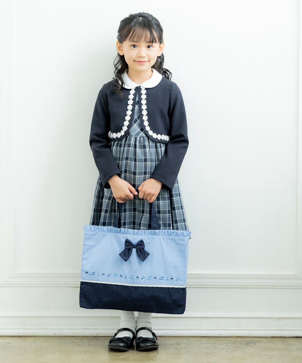 子供服 女の子 リボン付き音符刺繍トートバッグ ブルー(61) モデル画像1