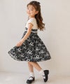 子供服 女の子 結婚式　発表会　誕生日　リボンつき花柄タック ホワイト×ブラック(10) モデル画像全身