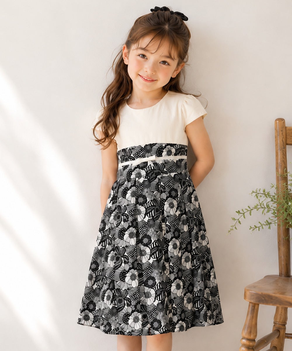 子供服 女の子 結婚式　発表会　誕生日　リボンつき花柄タック ホワイト×ブラック(10) モデル画像1
