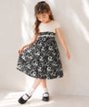 子供服 女の子 結婚式　発表会　誕生日　リボンつき花柄タック ホワイト×ブラック(10) モデル画像2