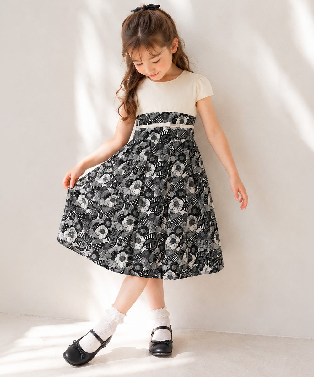 子供服 女の子 結婚式　発表会　誕生日　リボンつき花柄タック ホワイト×ブラック(10) モデル画像2