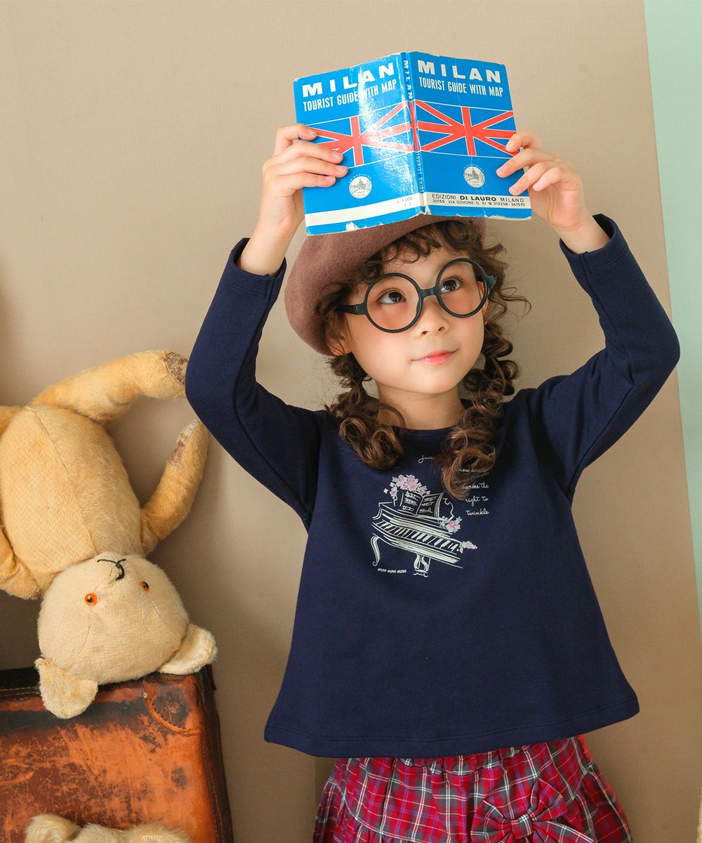 子供服 女の子 ピアノロゴプリントバックリボンつき裏毛トレーナー ネイビー(06) モデル画像1