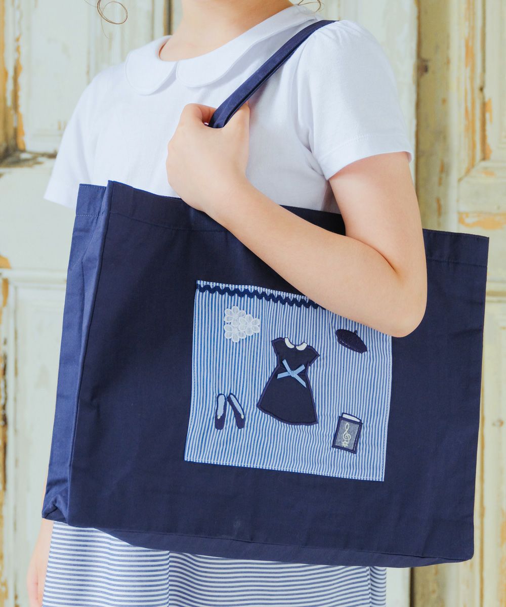 子供服 女の子 通学 A4 ストライプ 刺繍 音符 ロゴ マチ ループ付き レッスンバッグ トートバッグ ネイビー(06) モデル画像1