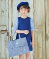 子供服 女の子 ロゴ ダンガリー 音符 レッスンバッグ トートバッグ ネイビー(06) モデル画像全身