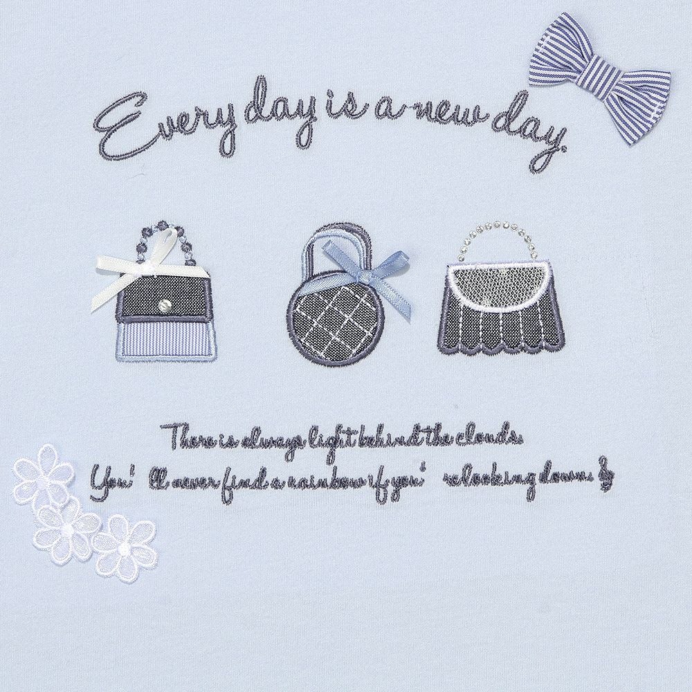 ベビー服 女の子 綿100％ バッグ刺繍 リボン 花モチーフ Tシャツ ブルー(61) デザインポイント1