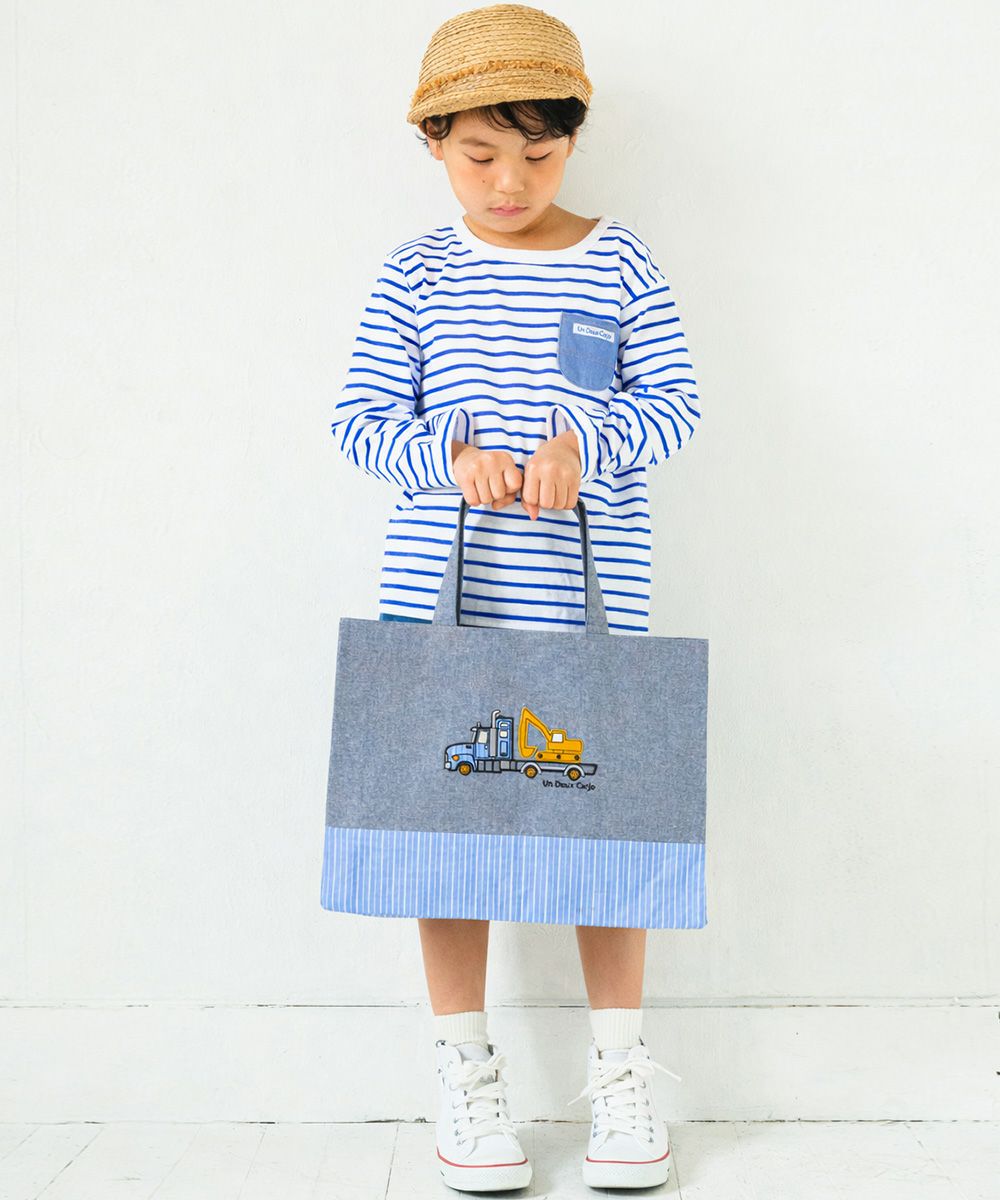 子供服 男の子 はたらく車 ストライプ ダンガリー レッスンバッグ マチ付き ネイビー(06) モデル画像2