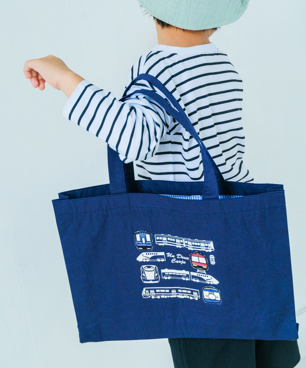 子供服 男の子 乗り物 電車プリント トートバッグ ネイビー(06) モデル画像全身
