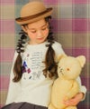 子供服 女の子 女の子モチーフ ロゴ プリント裏毛 トレーナー アイボリー(12) モデル画像1
