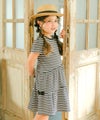 ベビー服 女の子 綿100％ ボーダー リボン 音符刺繍 ワンピース ホワイト×ブラック(10) モデル画像全身