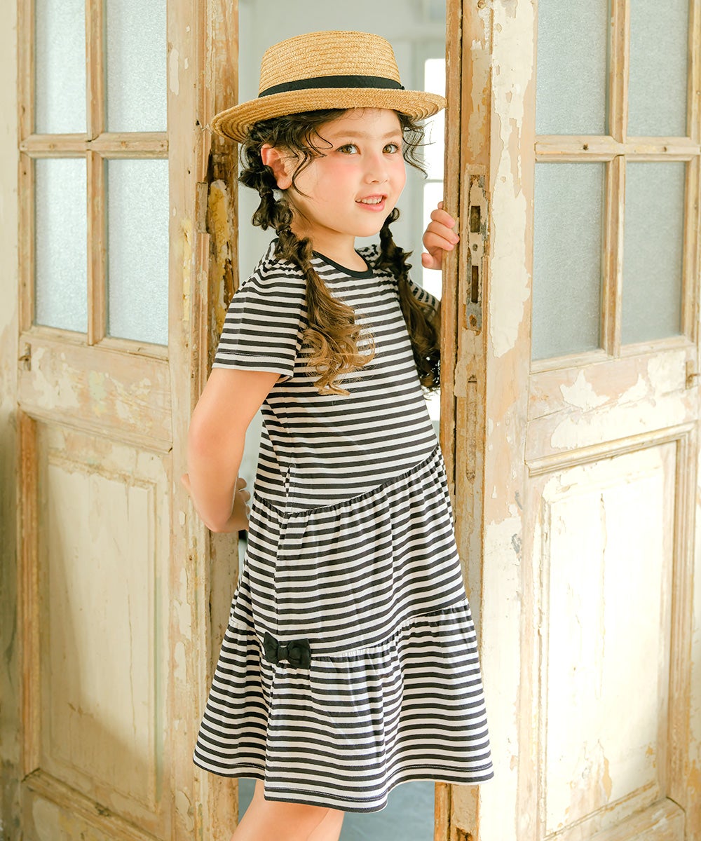 ベビー服 女の子 綿100％ ボーダー リボン 音符刺繍 ワンピース ホワイト×ブラック(10) モデル画像全身