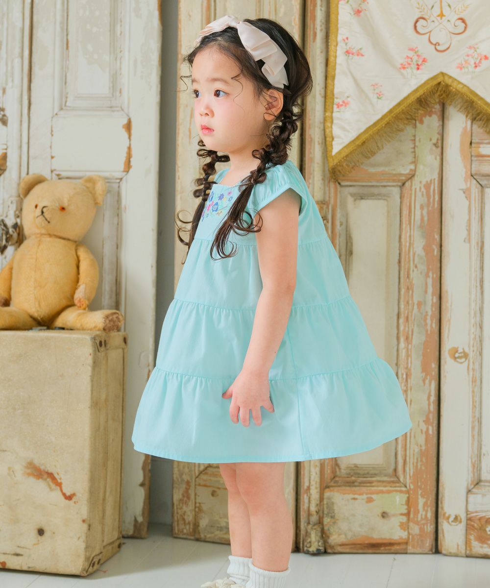 ベビー服 女の子 お花 刺繍  Aライン ワンピース グリーン(08) モデル画像全身