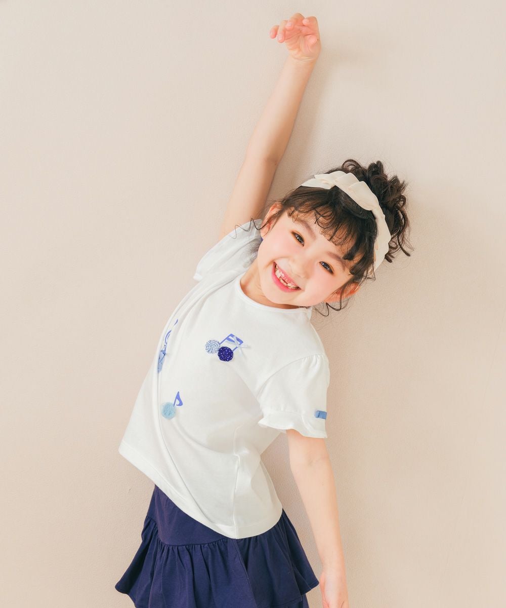 ベビー服 女の子 綿100％ リボン 音符柄 Tシャツ オフホワイト(11) モデル画像全身