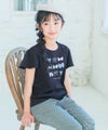 子供服 女の子 綿100％ リボンモチーフ ロゴ Tシャツ ブラック(00) モデル画像全身