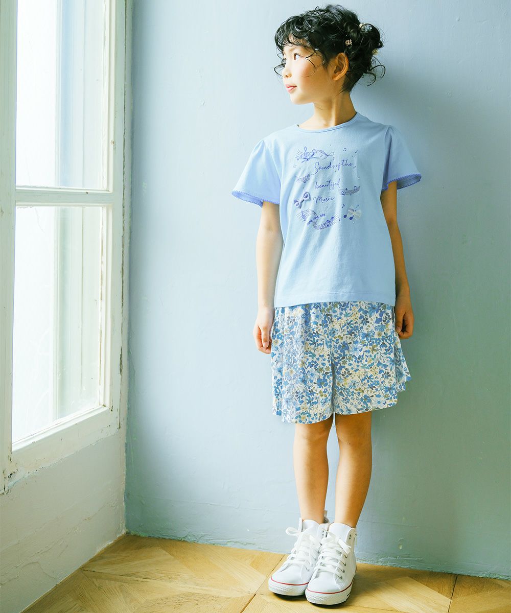 子供服 女の子 綿100％ フレア 花柄 キュロットパンツ ブルー(61) モデル画像全身