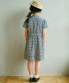 ベビー服 女の子 ギンガムチェック ＆ 音符 ワンピース ホワイト×ブラック(10) モデル画像全身