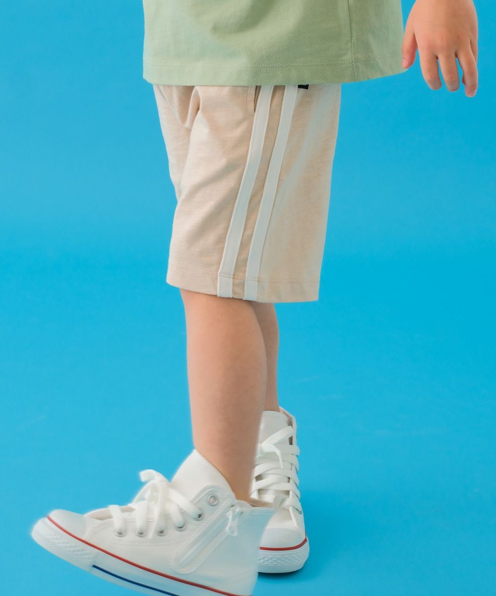 ベビー服 男の子 サイドライン ハーフパンツ ベージュ(51) モデル画像アップ
