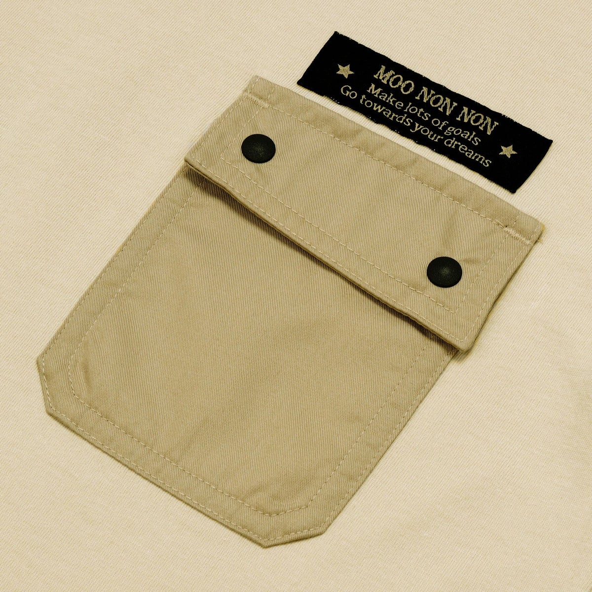 子供服 男の子 ロゴアップリケ ＆ フタつき ポケット Tシャツ ベージュ(51) デザインポイント1