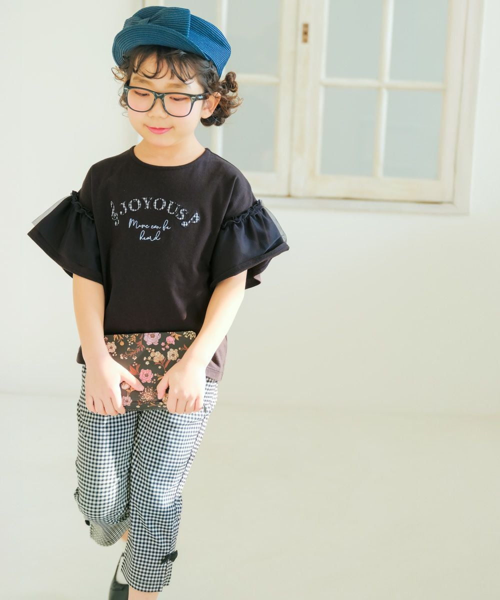 子供服 女の子 ロゴアップリケ チュール 半袖 Tシャツ ブラック(00) モデル画像全身