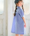 ベビー服 女の子 丸首 前開き シャツワンピース ブルー(61) モデル画像全身