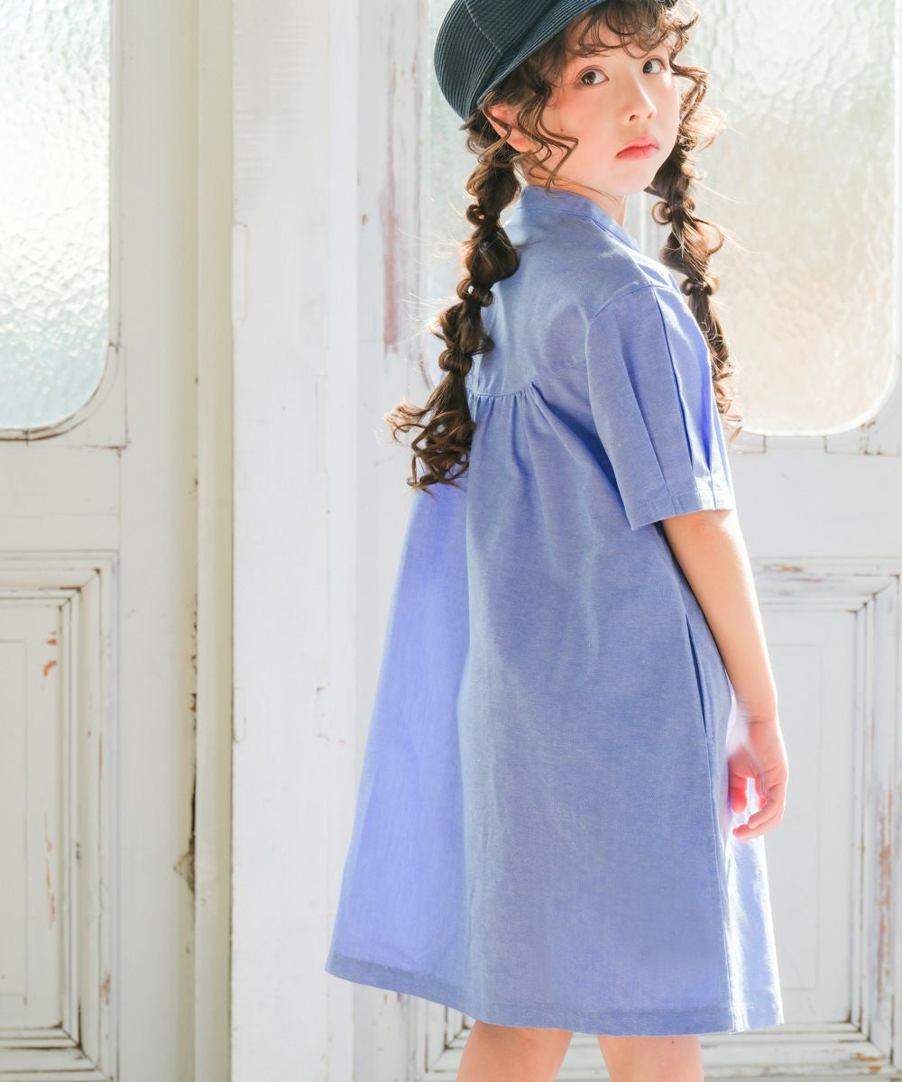 ベビー服 女の子 丸首 前開き シャツワンピース ブルー(61) モデル画像全身