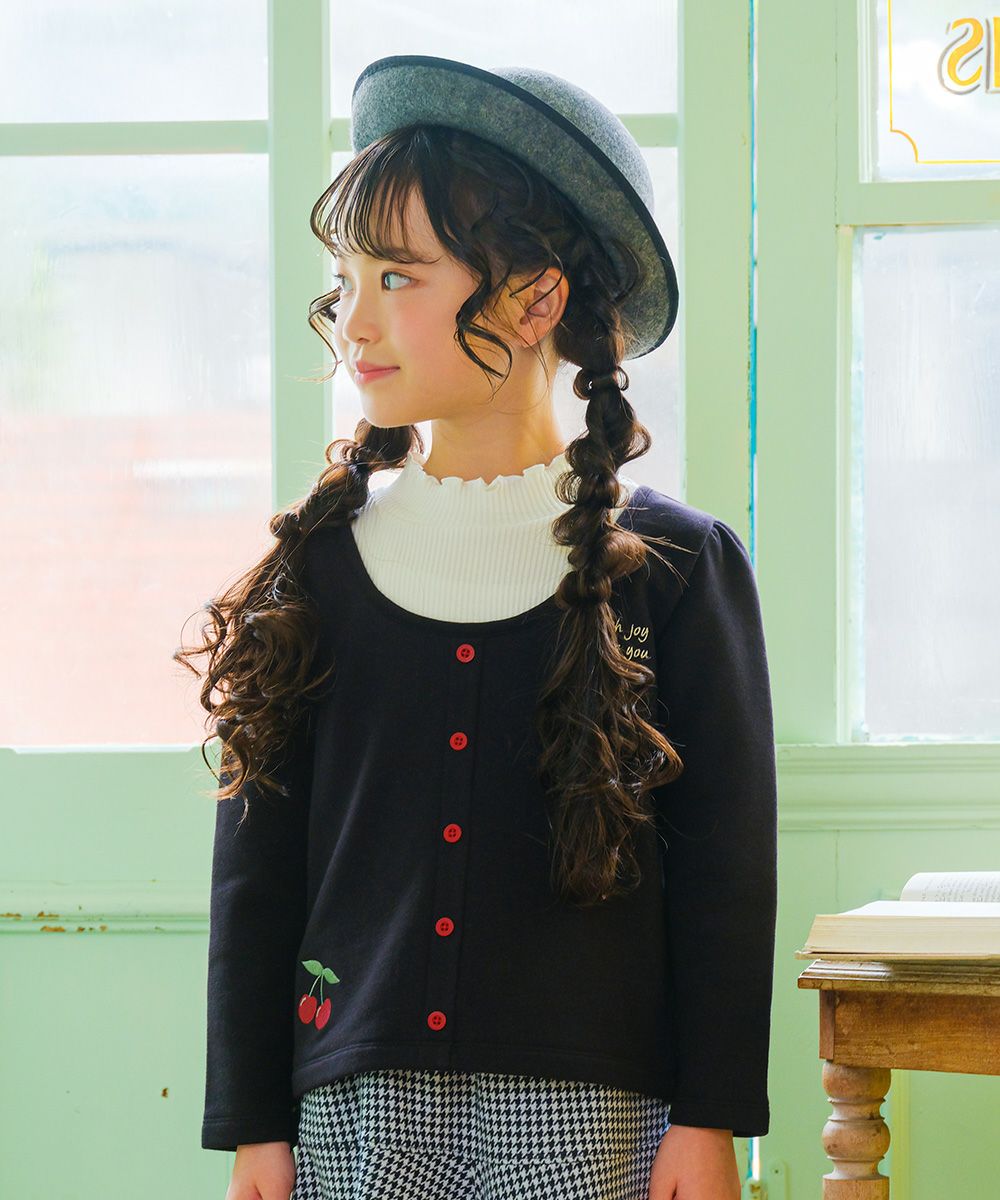 子供服 女の子 チェリー刺繍 重ね着風 飾りボタン 裏毛トレーナー ブラック(00) モデル画像アップ