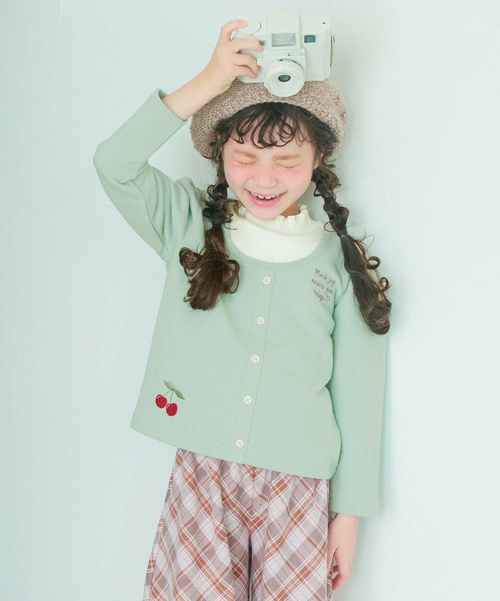 子供服 女の子 チェリー刺繍 重ね着風 飾りボタン 裏毛トレーナー グリーン(08) モデル画像14