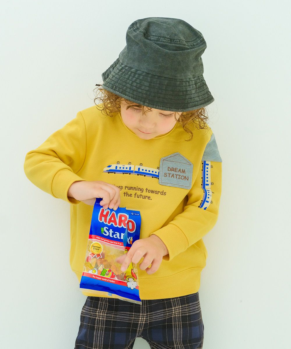 ベビー服 男の子 電車ワッペンつき 裏毛トレーナー イエロー(04) モデル画像アップ