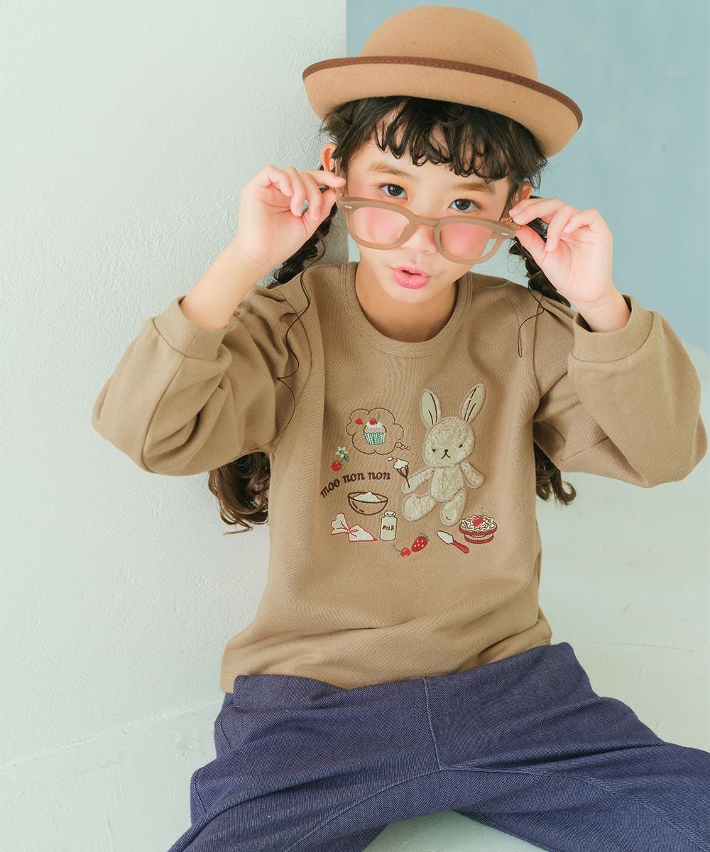 ベビー服 女の子 うさぎモチーフつきケーキ刺繍 裏毛トレーナー ベージュ(51) モデル画像12