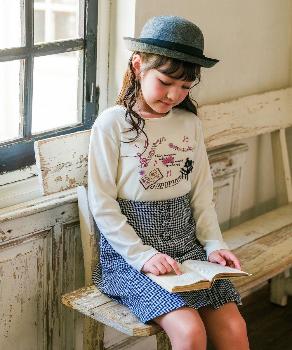 子供服 女の子 千鳥柄 飾りボタン付き フレアースカート ホワイト×ブラック(10) モデル画像全身