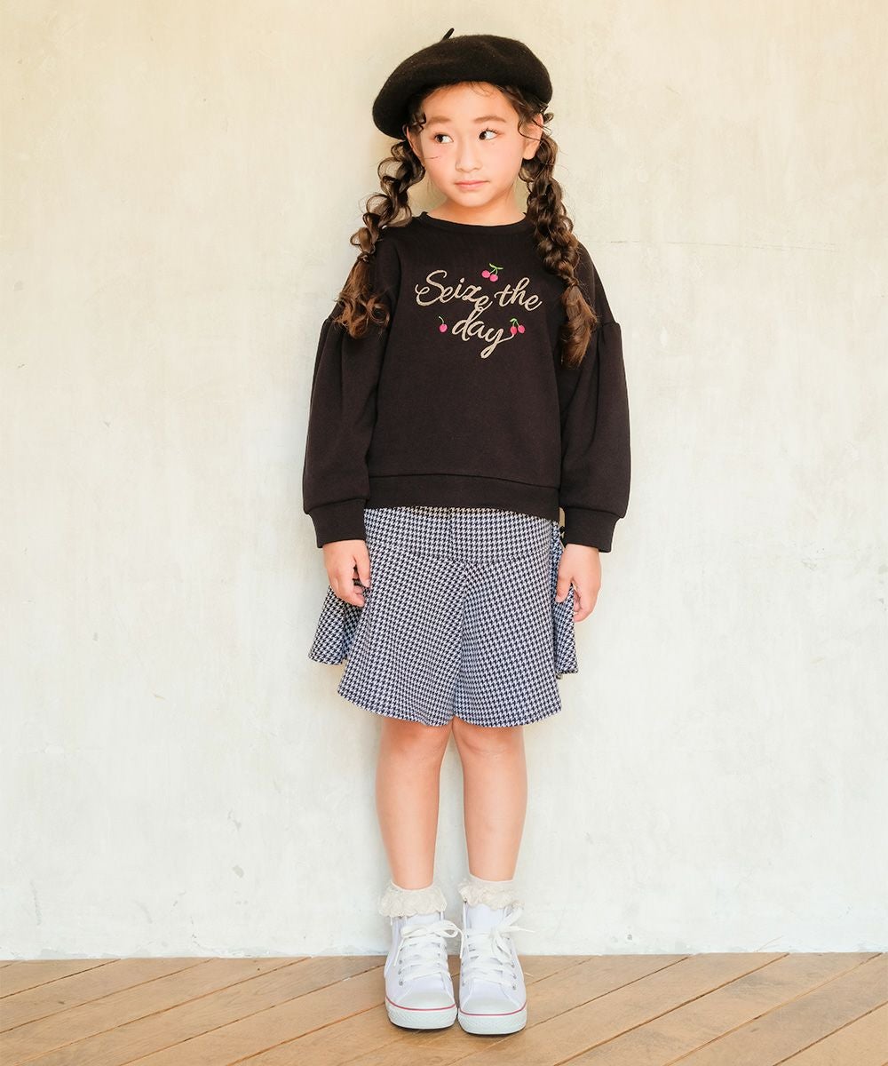 子供服 女の子 チェリー刺繍 ドロップ袖 裏毛トレーナー ブラック(00) モデル画像全身