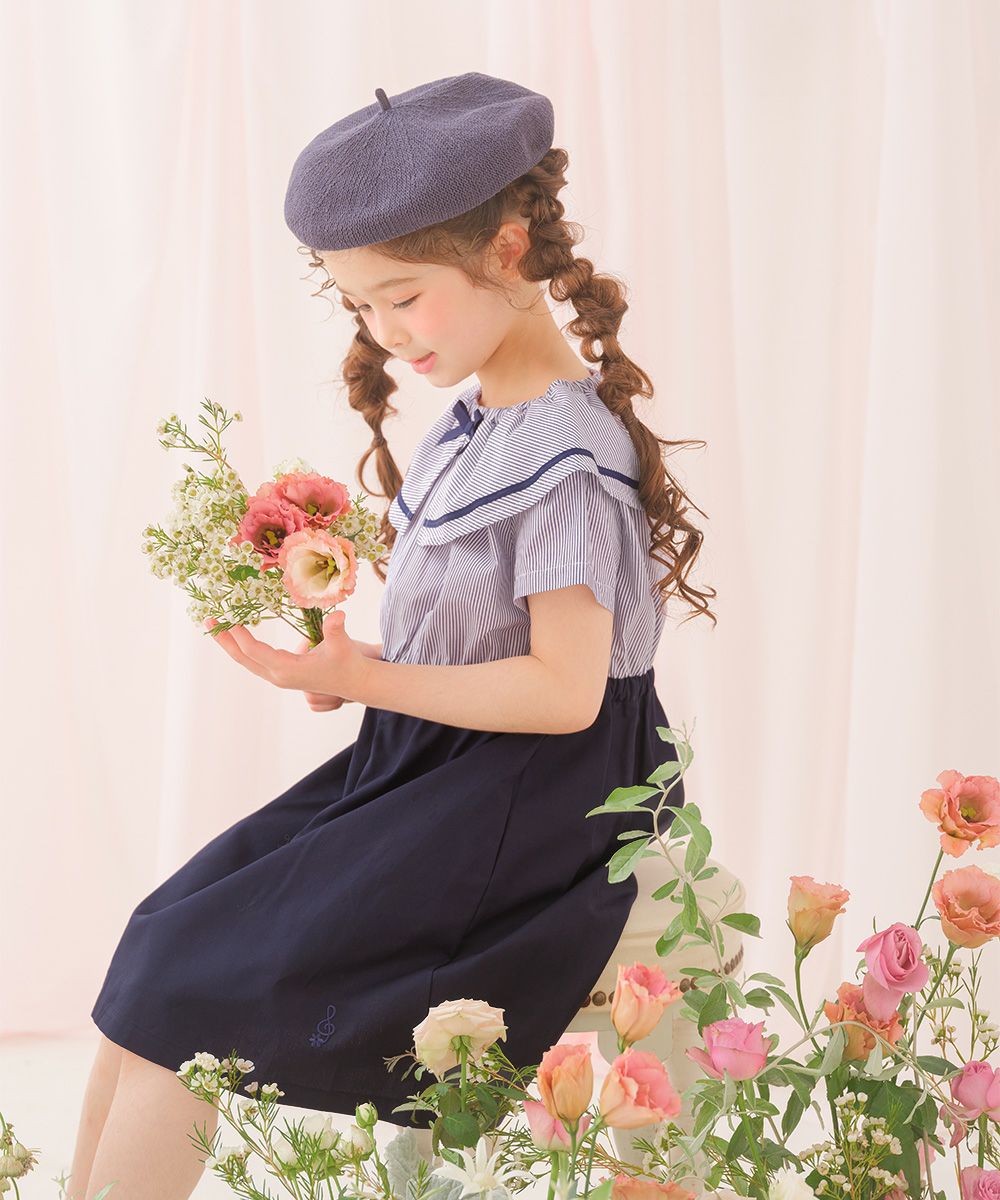 子供服 女の子 ストライプ柄 リボン襟付き 音符刺繍ワンピース ネイビー(06) モデル画像全身