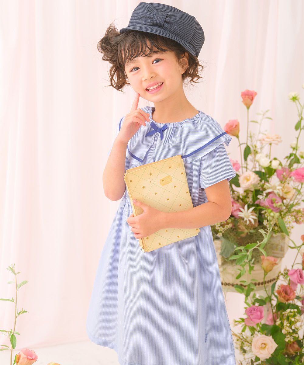 子供服 女の子 ストライプ柄 リボン襟付き 音符刺繍ワンピース ブルー(61) モデル画像アップ