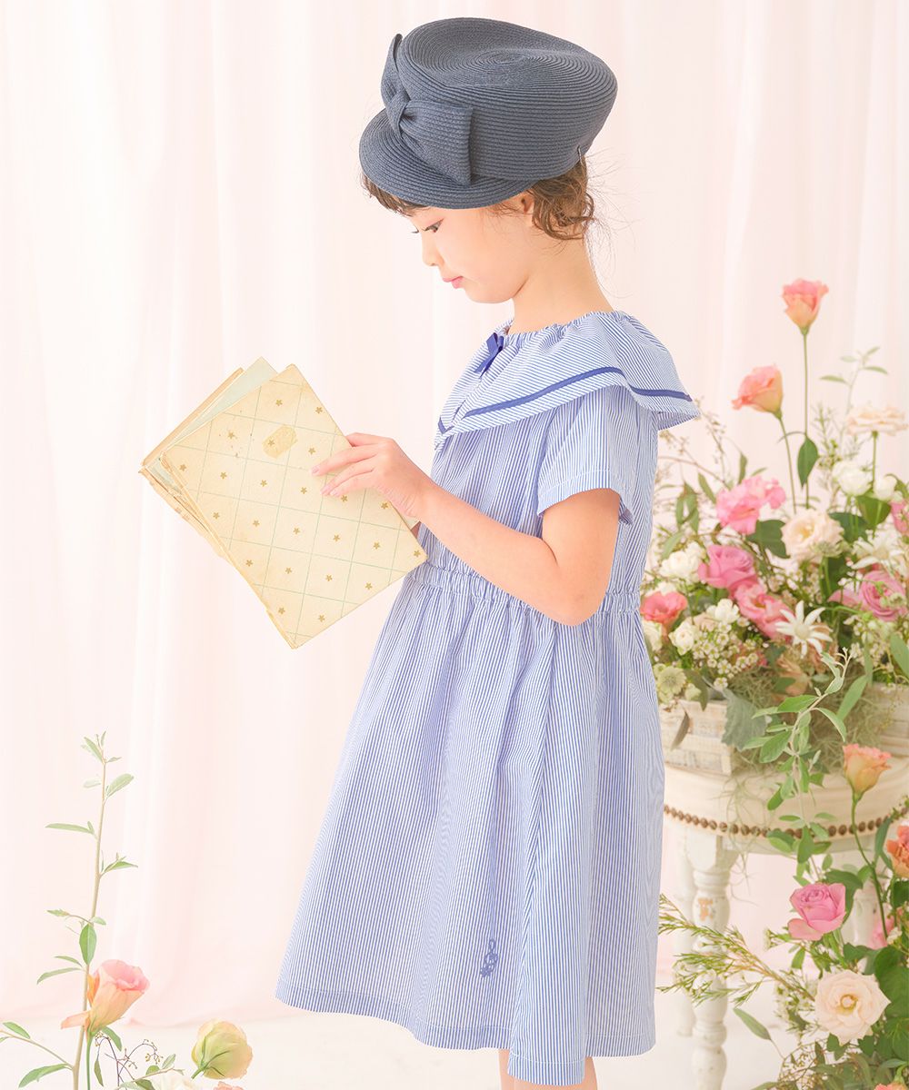 子供服 女の子 ストライプ柄 リボン襟付き 音符刺繍ワンピース ブルー(61) モデル画像全身