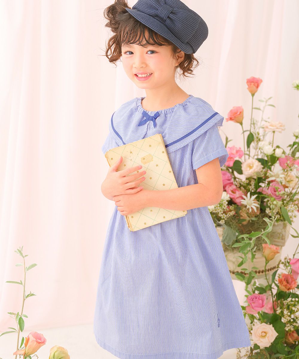 子供服 女の子 ストライプ柄 リボン襟付き 音符刺繍ワンピース ブルー(61) モデル画像1
