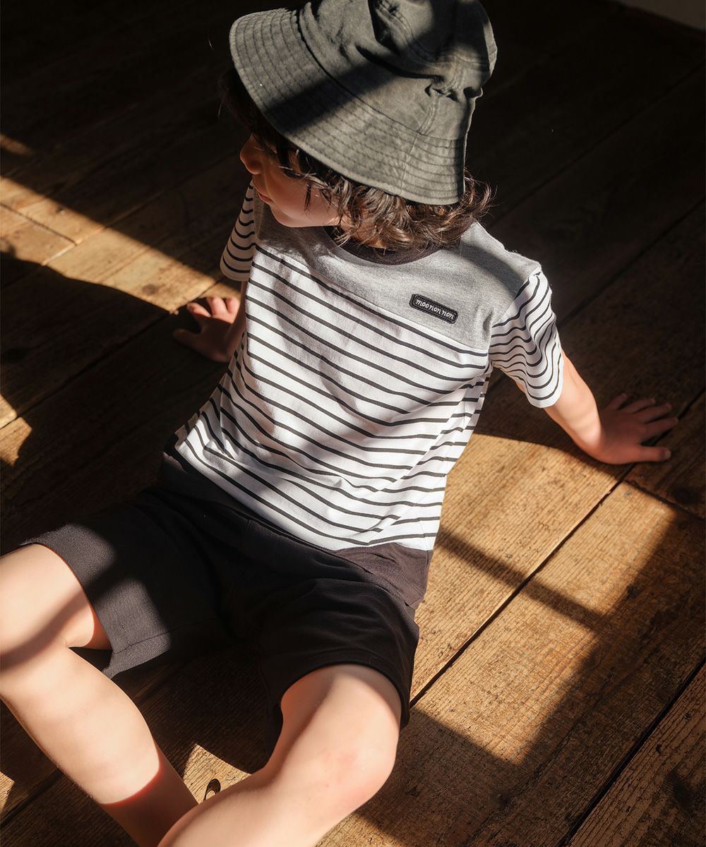 ベビー服 男の子 綿100％ ボーダー柄ロゴワッペンTシャツ ホワイト×ブラック(10) モデル画像2