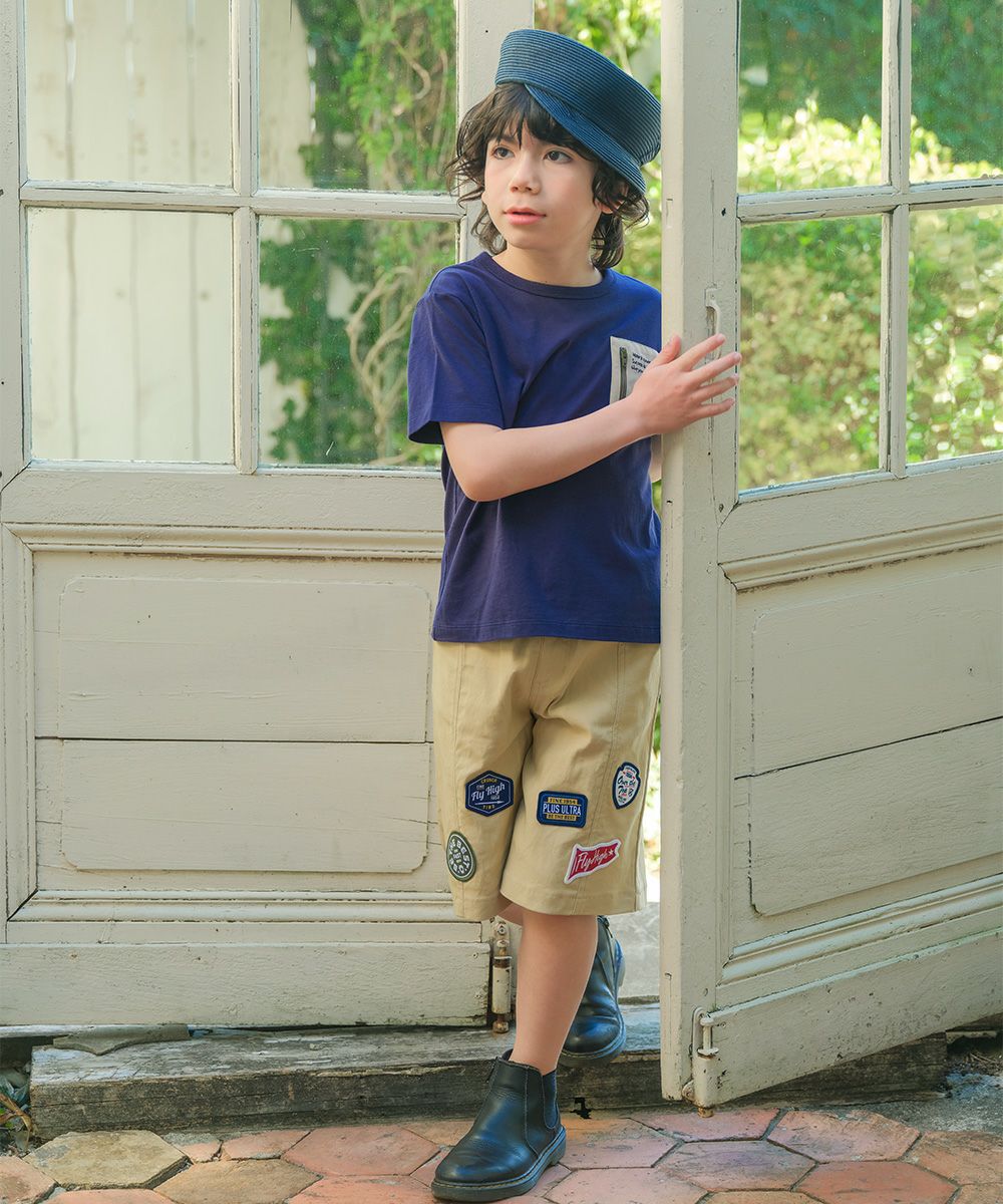 ベビー服 男の子 綿100％ ロゴ刺繍ポケットつきTシャツ ネイビー(06) モデル画像全身